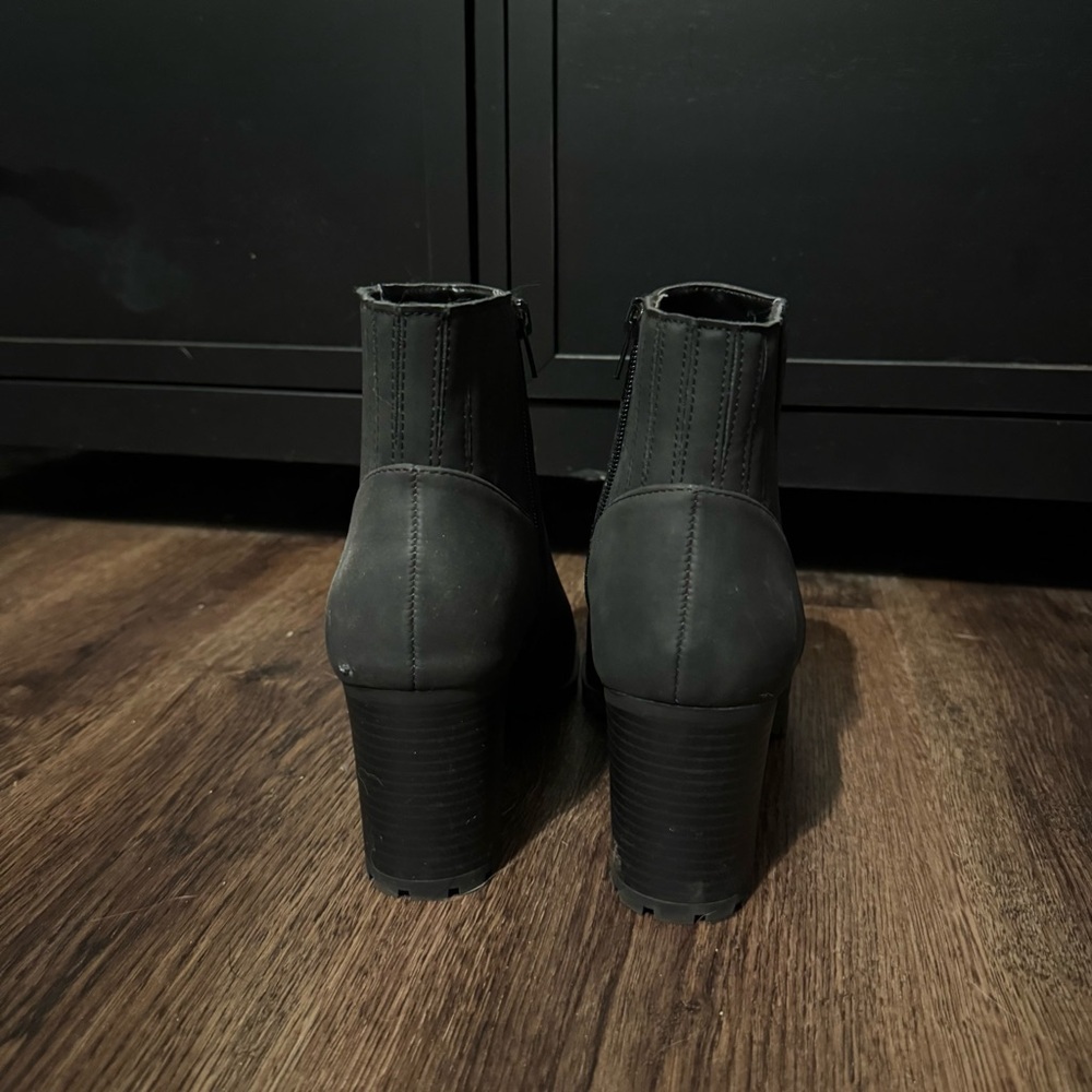 Kelly & Katie Black Heeled Boots - Picture 4 of 7